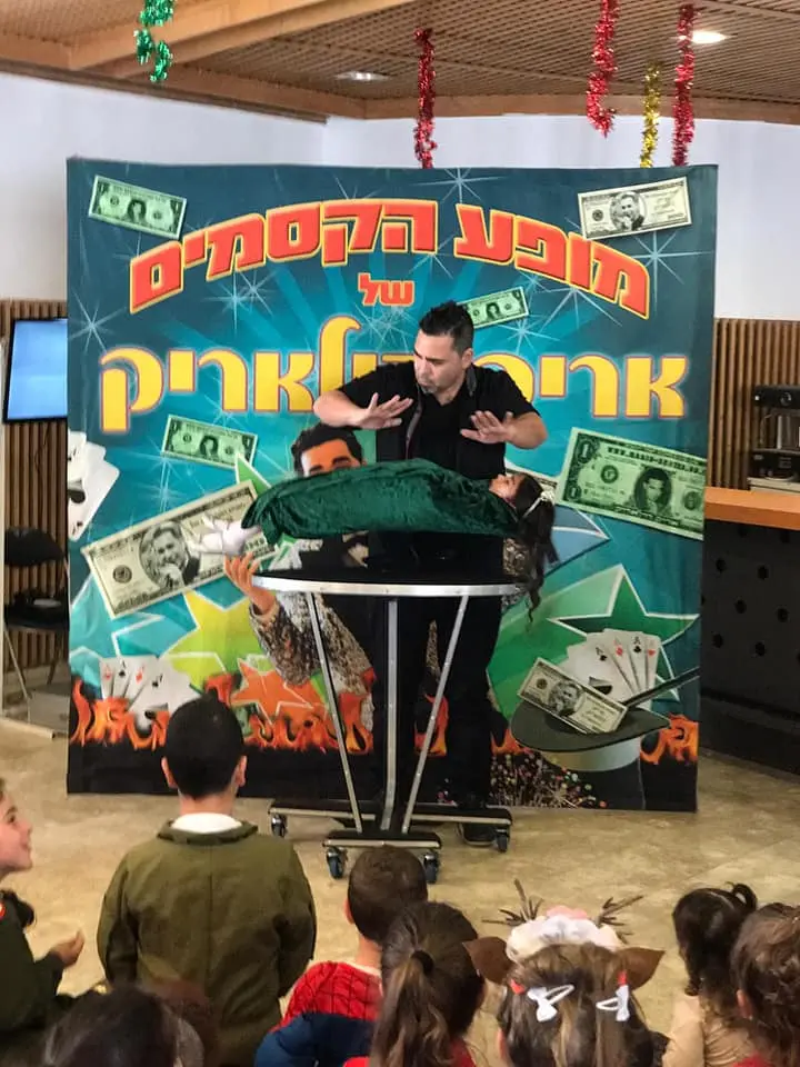 קוסם ליום הולדת ריחוף באוויר